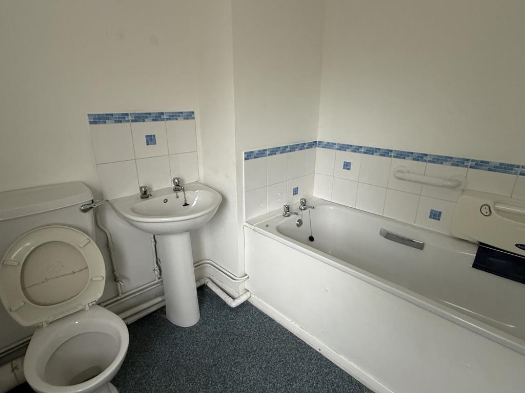 Lot: 74 - HOUSE IN NEED OF IMPROVEMENT - Bathroom of House in need of Improvement